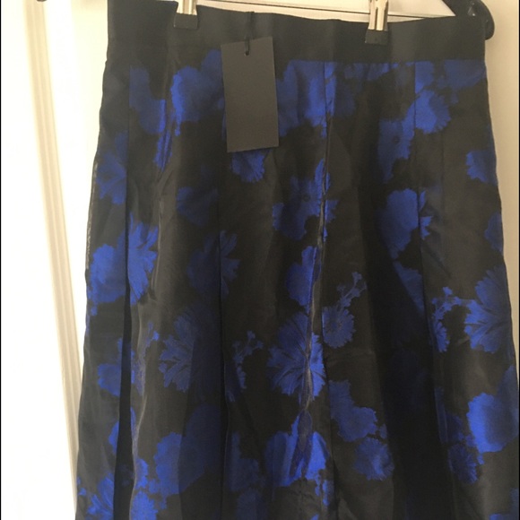 Black and Blue flower print Skirt - Picture 1 of 6
